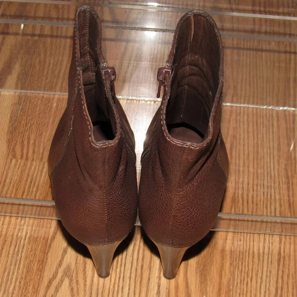 BANANA REPUBLIC Leather Ankle Heel Booties Boots 7 - Picture 3 of 5